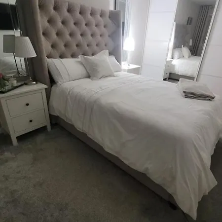 Stylish, Modern 3 Bedroom House, Free Parking X 2 Holiday home Glasgow