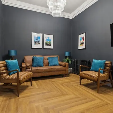 Spacious 5 Bedroom With 3 Bathrooms And Private Parking 글라스고