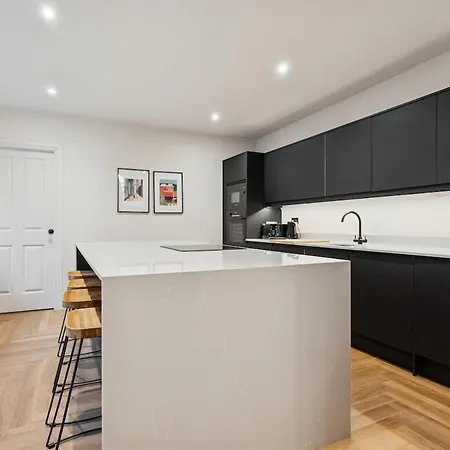 Spacious 5 Bedroom With 3 Bathrooms And Private Parking Feriehus *