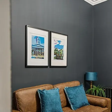 Spacious 5 Bedroom With 3 Bathrooms And Private Parking