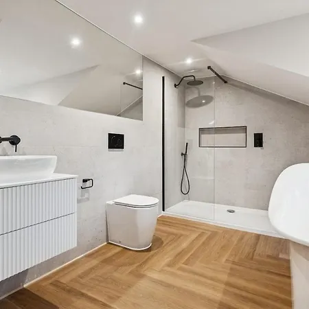 Spacious 5 Bedroom With 3 Bathrooms And Private Parking 펜션