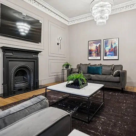 Spacious 5 Bedroom With 3 Bathrooms And Private Parking