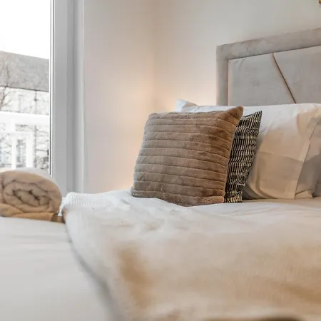 Urban Elegance - Spacious 5-bed In Dom wakacyjny