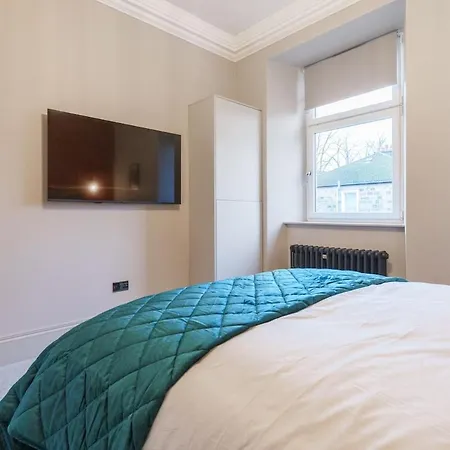 Spacious 5 Bedroom With 3 Bathrooms And Private Parking * 글라스고