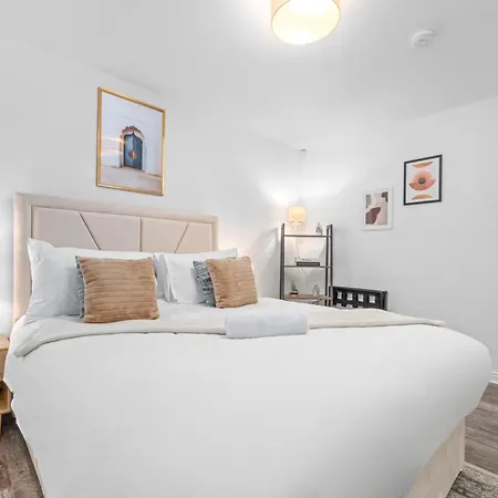 Dom wakacyjny Urban Elegance - Spacious 5-bed In *