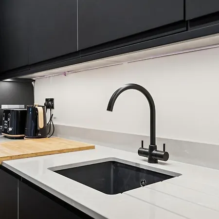 Spacious 5 Bedroom With 3 Bathrooms And Private Parking
