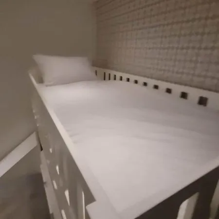 بيت للعطل Stylish, Modern 3 Bedroom House, Free Parking X 2 *