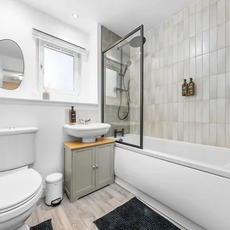 Urban Elegance - Spacious 5-bed In Dom wakacyjny Glasgow