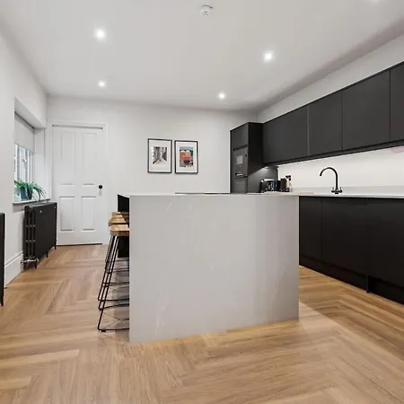 Spacious 5 Bedroom With 3 Bathrooms And Private Parking 펜션 글라스고