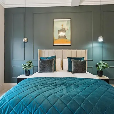 Spacious 5 Bedroom With 3 Bathrooms And Private Parking Feriehus