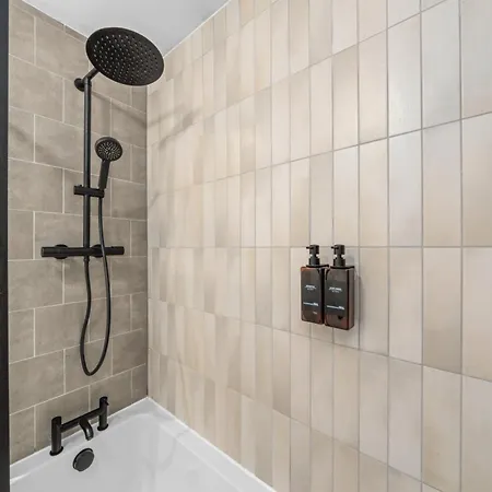 Urban Elegance - Spacious 5-bed In *