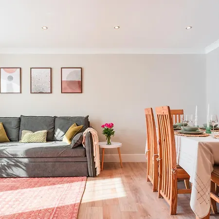 Henderson House - West End 3 Bedroom Family 別荘