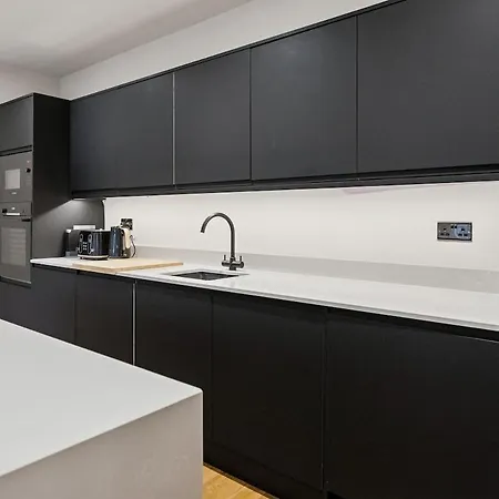 Feriehus Spacious 5 Bedroom With 3 Bathrooms And Private Parking