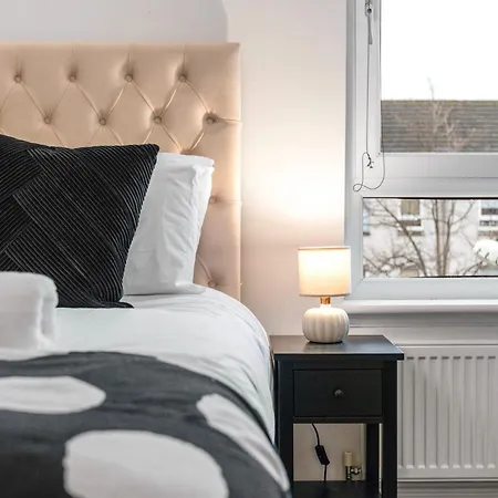 Urban Elegance - Spacious 5-bed In Holiday home *
