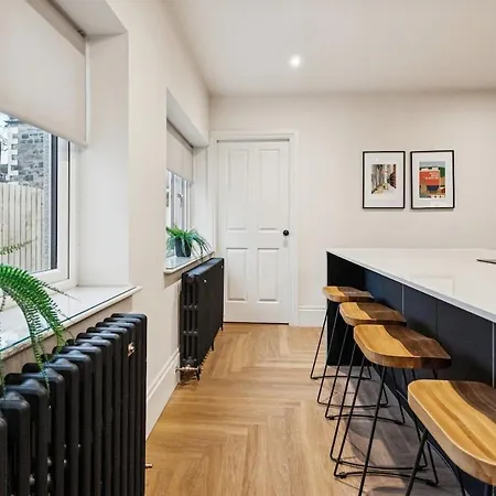Spacious 5 Bedroom With 3 Bathrooms And Private Parking *