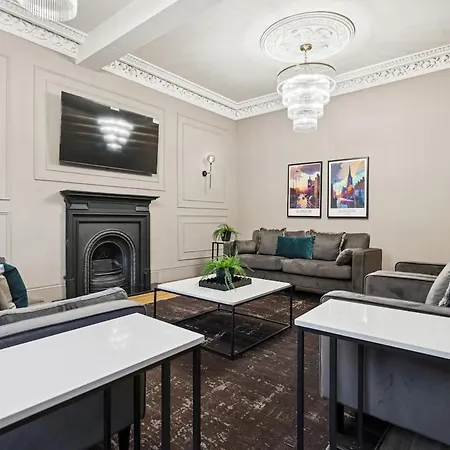 Spacious 5 Bedroom With 3 Bathrooms And Private Parking Holiday home *