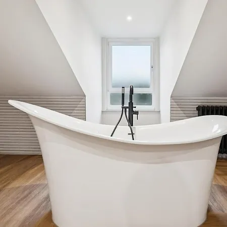 Spacious 5 Bedroom With 3 Bathrooms And Private Parking Feriehus *