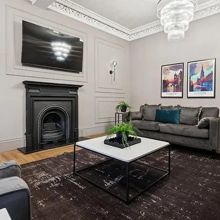 Spacious 5 Bedroom With 3 Bathrooms And Private Parking *