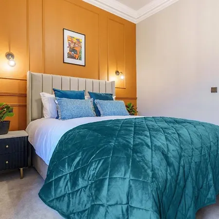 Spacious 5 Bedroom With 3 Bathrooms And Private Parking Holiday home *