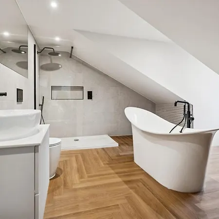 Spacious 5 Bedroom With 3 Bathrooms And Private Parking