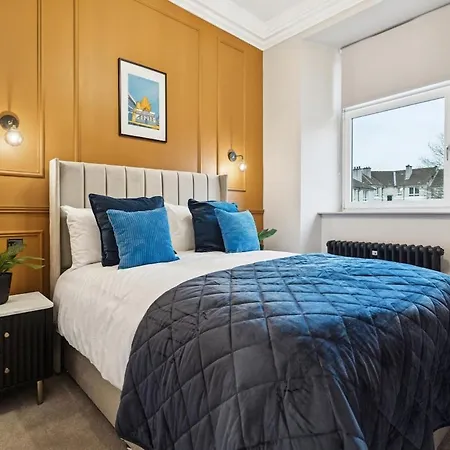 Spacious 5 Bedroom With 3 Bathrooms And Private Parking *