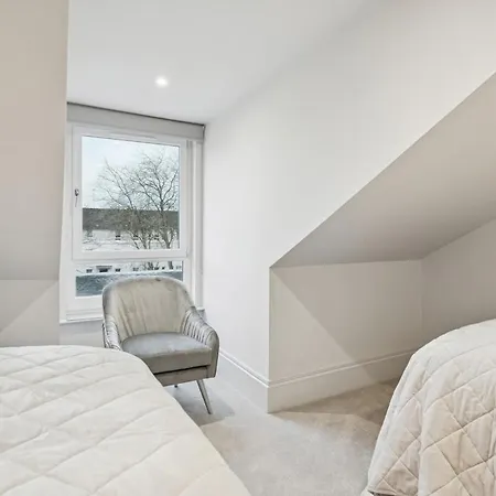 Spacious 5 Bedroom With 3 Bathrooms And Private Parking Feriehus Glasgow