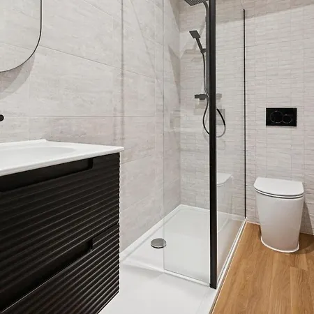 Spacious 5 Bedroom With 3 Bathrooms And Private Parking Holiday home Glasgow