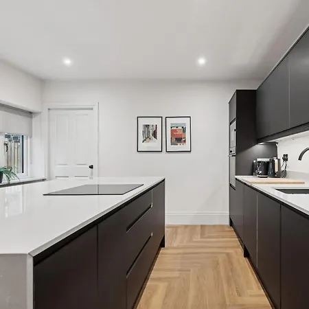 Feriehus Spacious 5 Bedroom With 3 Bathrooms And Private Parking *