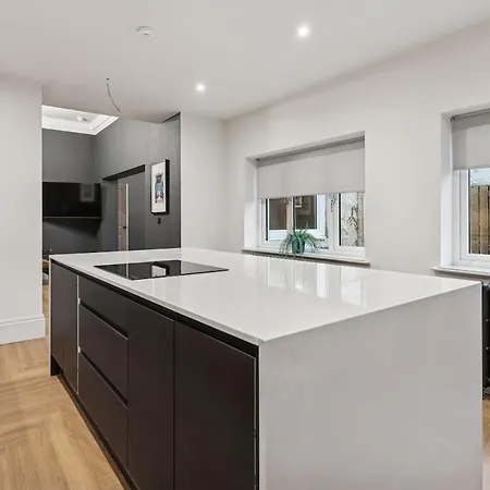 Spacious 5 Bedroom With 3 Bathrooms And Private Parking 글라스고