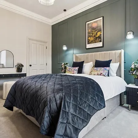 Spacious 5 Bedroom With 3 Bathrooms And Private Parking Feriehus