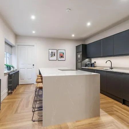 Spacious 5 Bedroom With 3 Bathrooms And Private Parking Holiday home