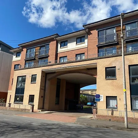 Modern 2 Bedroom Flat In Finnieston, With Private Parking