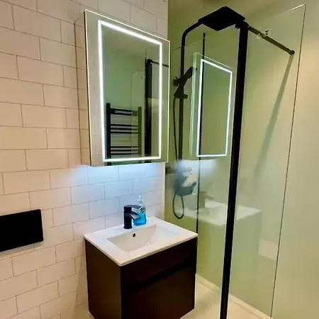 Warm Upgraded Top-floor Flat In Finnieston Appartement