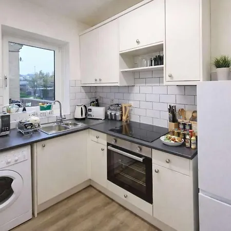 West End With Fast Wifi - Walk To Subway