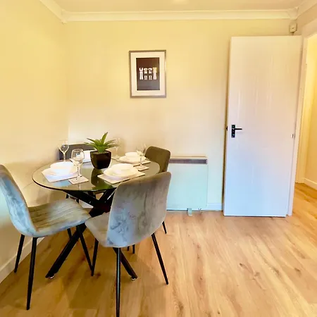 Apartment Garden-view 2br - Free Parking & Wifi Glasgow