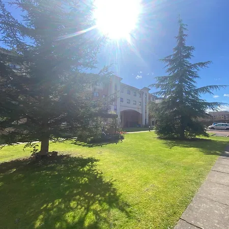 Modern 2 Bedroom Flat With Private Parking Apartment Glasgow