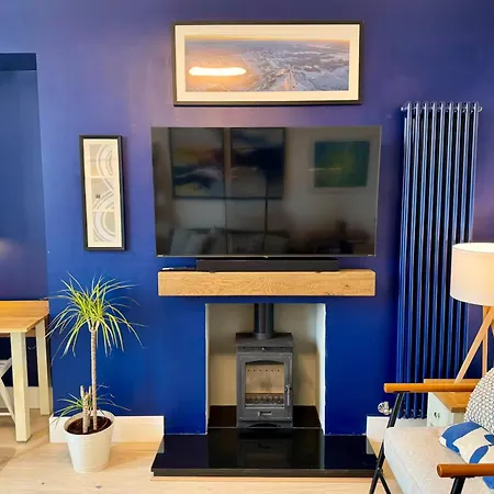 Warm Upgraded Top-floor Flat In Finnieston * Glasgow