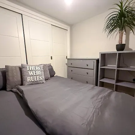 2-bed Flat In East End *