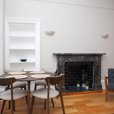 Stylish Southside 2 Bedroom Flat With Free Parking *