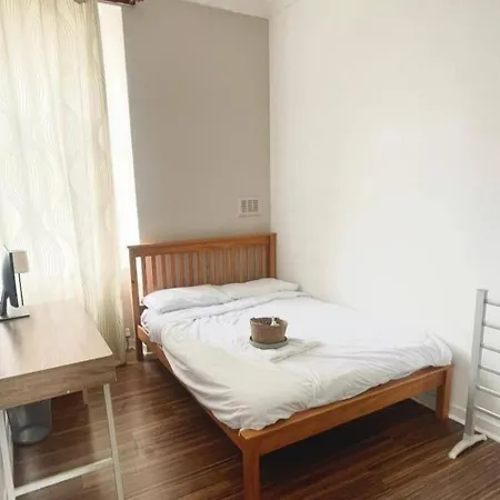 Apartman 2 Bed Flat - Sleeps 4 - Parking - Wifi