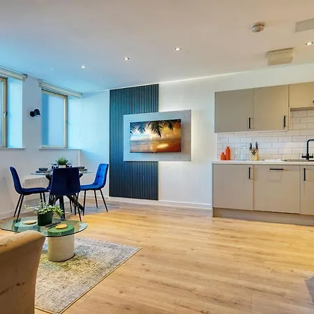 Modern Luxe In Centre דירה