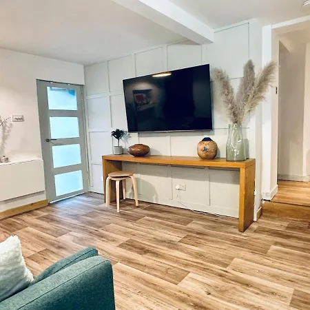 Peaceful And Stylish Garden Flat Close To Transport And Centre Glasgow