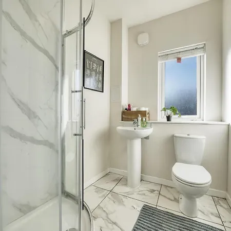 Stylish And Morden 3bed House Centre