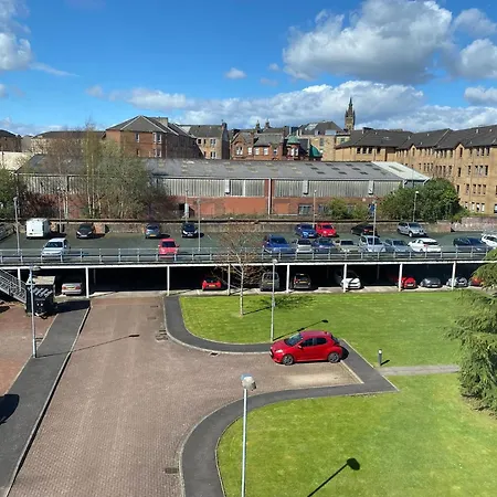 Modern 2 Bedroom Flat With Private Parking * Glasgow