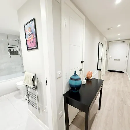 2-bed Flat In East End Apartman