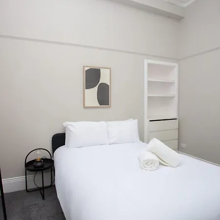 Stylish Southside 2 Bedroom Flat With Free Parking Apartment