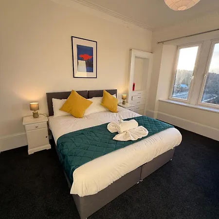 Spacious Tenement With Free Parking *