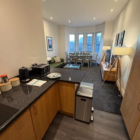 Spacious Tenement With Free Parking Glasgow