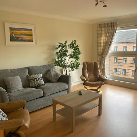 Modern 2 Bedroom Flat In Finnieston, With Private Parking