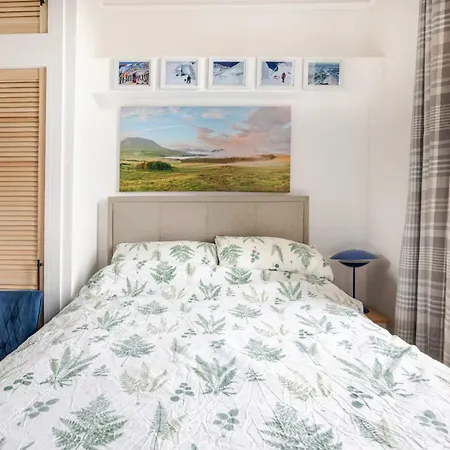 Warm Upgraded Top-floor Flat In Finnieston Glasgow